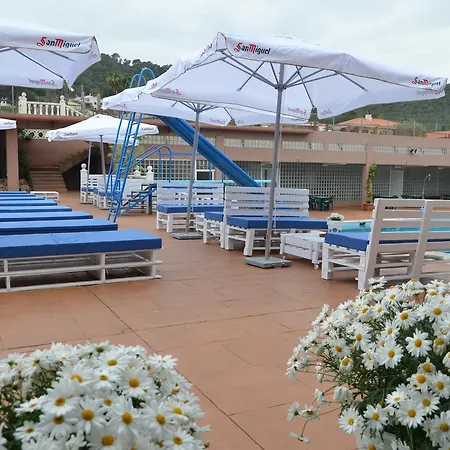 Complejo Turistico La Pinada 2*